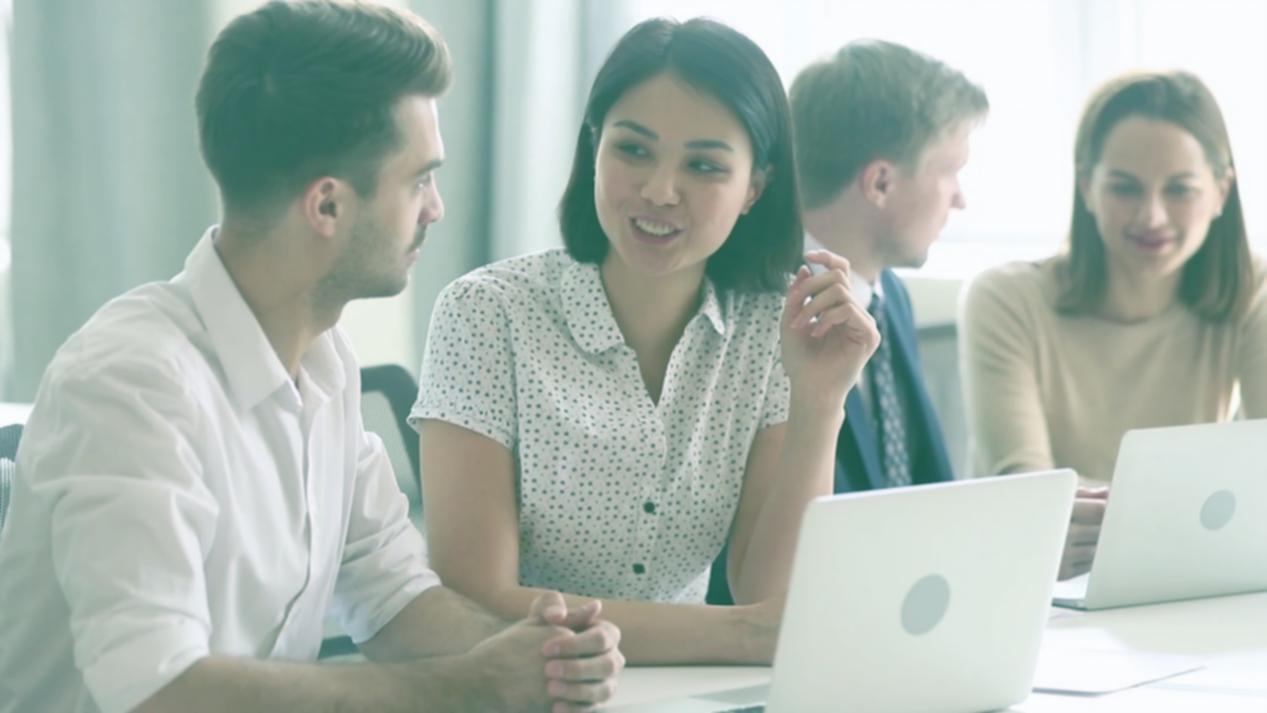 Процесс обсуждения литературных жанров и структуры повествования